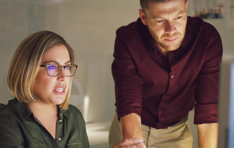 A man and woman is discussing